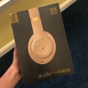 BRAND NEW BEATS STUDIO 3 WIREESS HEADPHONES